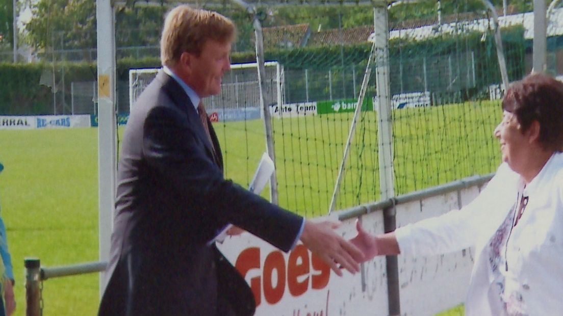 Joke Boel heet - toen nog - Prins Willem-Alexander hartelijk welkom