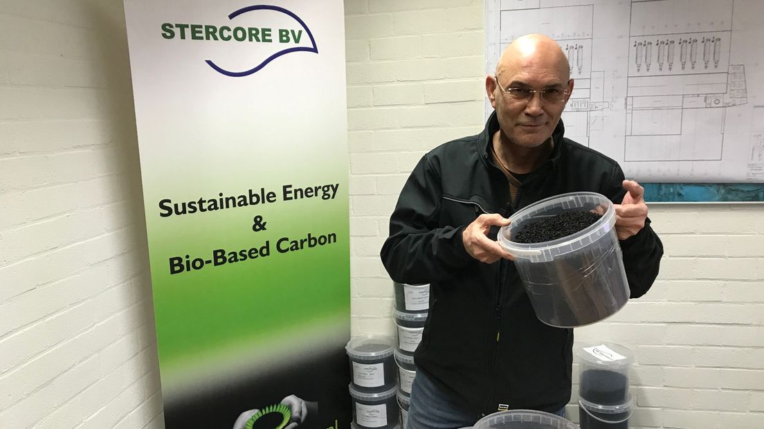 Hans Jansen van Stercore met de bio-based carbon (koolstof) (Rechten: Serge Vinkenvleugel/RTV Drenthe)