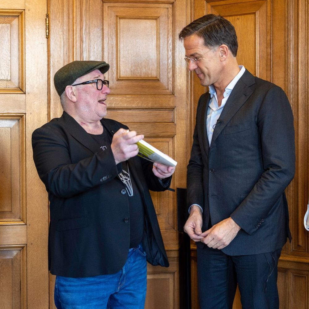 'Heel speciaal' voor René om zijn boek aan vriend Mark Rutte te ...