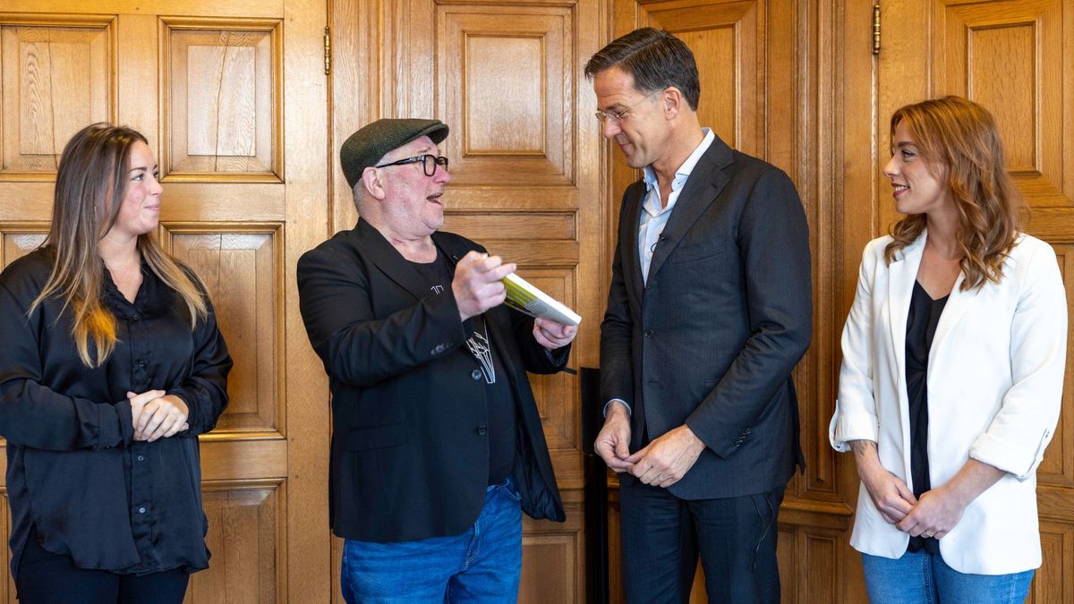 'Heel speciaal' voor René om zijn boek aan vriend Mark Rutte te ...