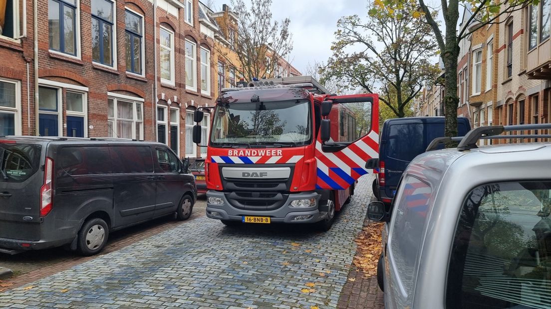 De brandweer in de Tweede Willemstraat in Stad