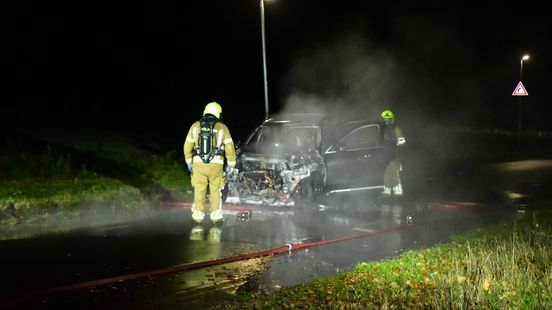 Auto vliegt al rijdend in brand Nieuws