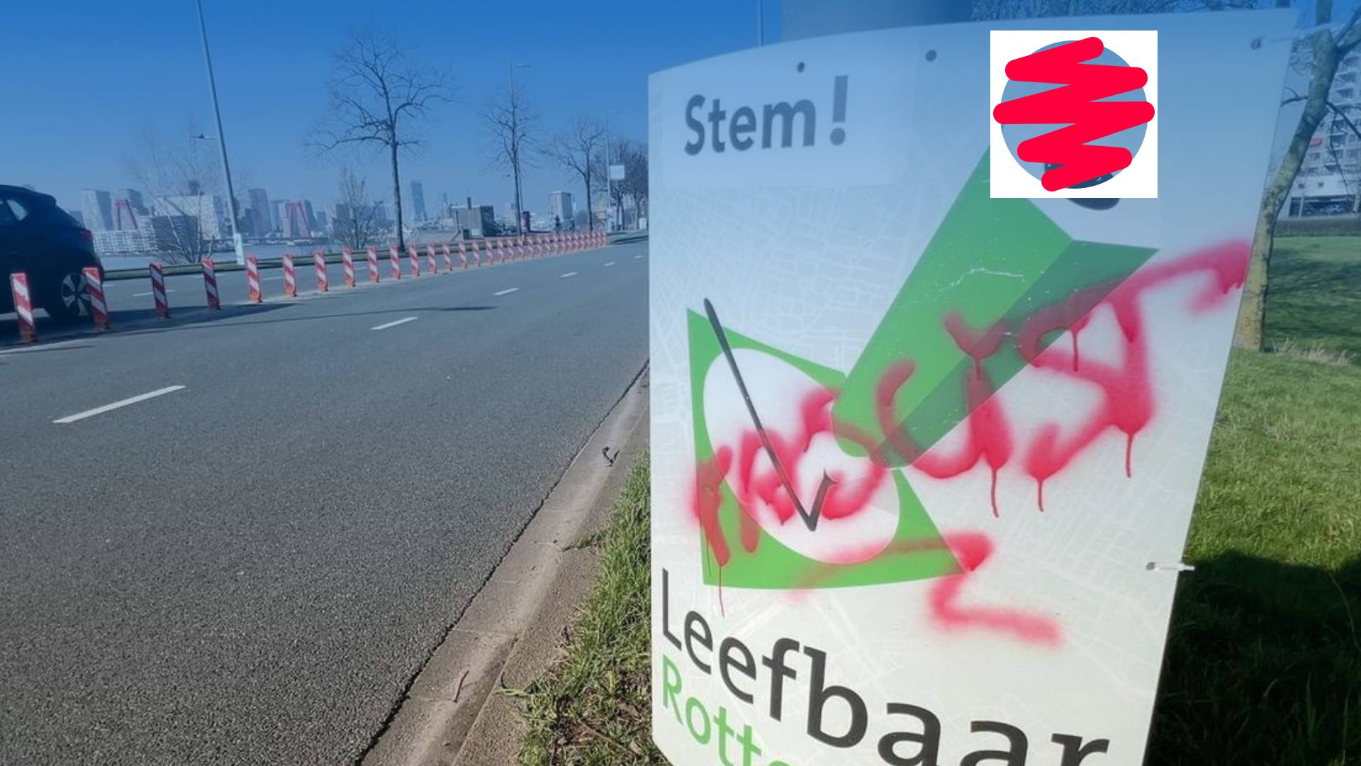 Een beklad verkiezingsbord van Leefbaar Rotterdam.