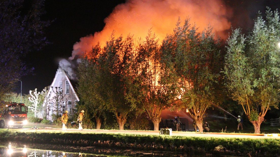 De brandweer is met meerdere bluswagens aanwezig