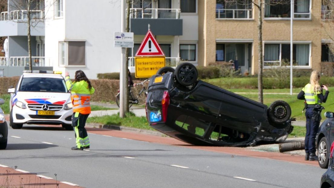 Auto over de kop geslagen na botsing tegen lantaarnpaal