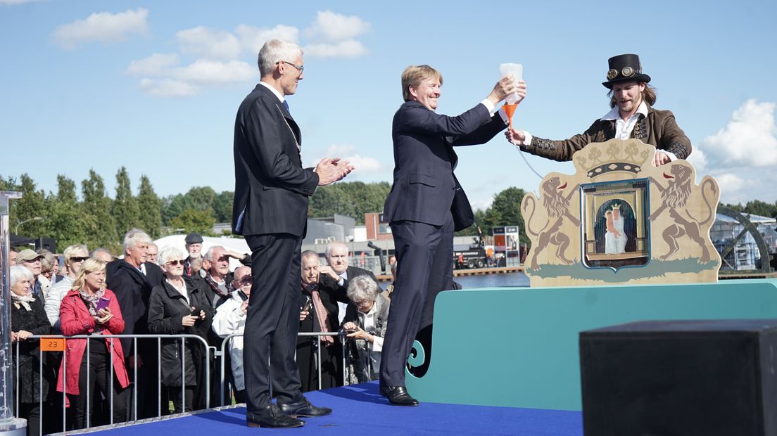 De koning verricht de openingshandeling (Rechten: RTV Drenthe / Kim Stellingwerf)