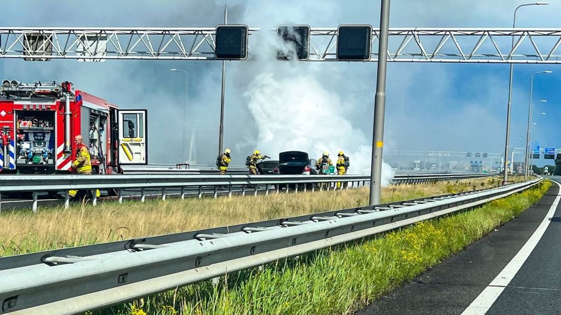 De brandweer in actie bij het voertuig op de A1.