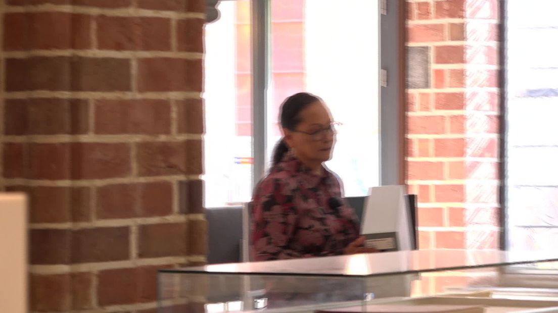 Julie Mahuwalan vertaalde achttien meter aan archief van Molukse organisatie Badan Persatuan