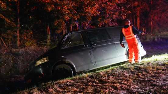 Bestuurder spoorloos na ongeluk op N381 bij Witteveen. Bestuurder spoorloos na ongeluk op N381 bij Witteveen.