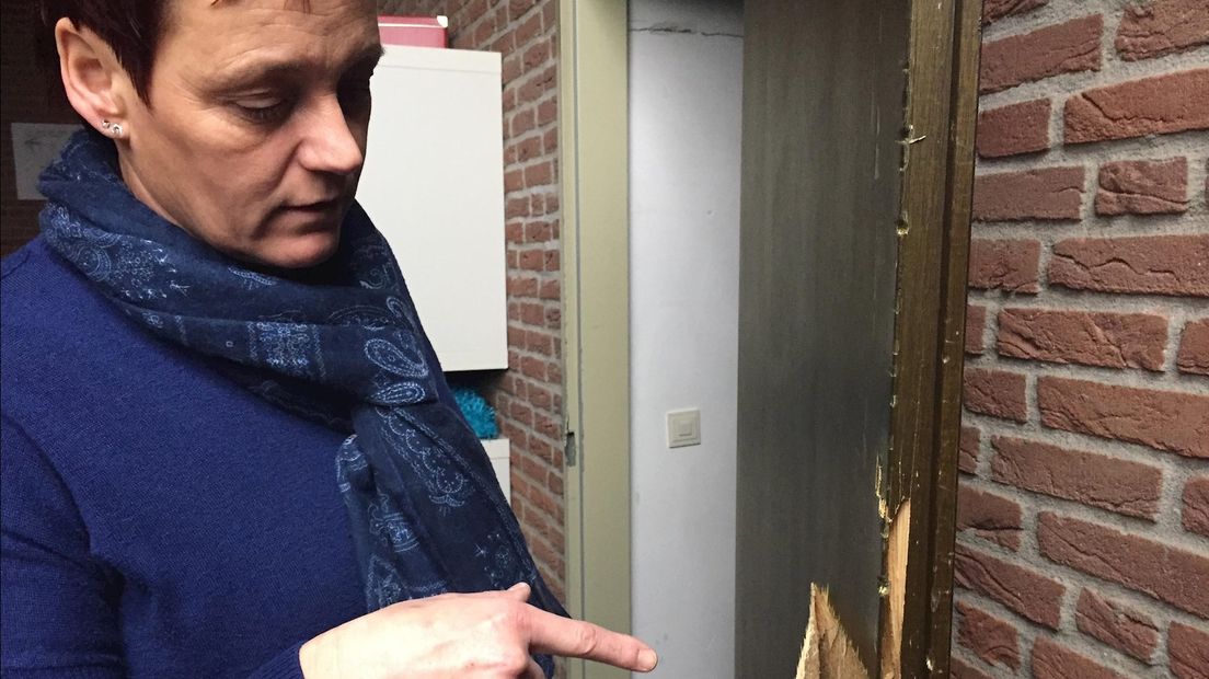 Koster Jenet Huitema laat een opengebroken deur zien