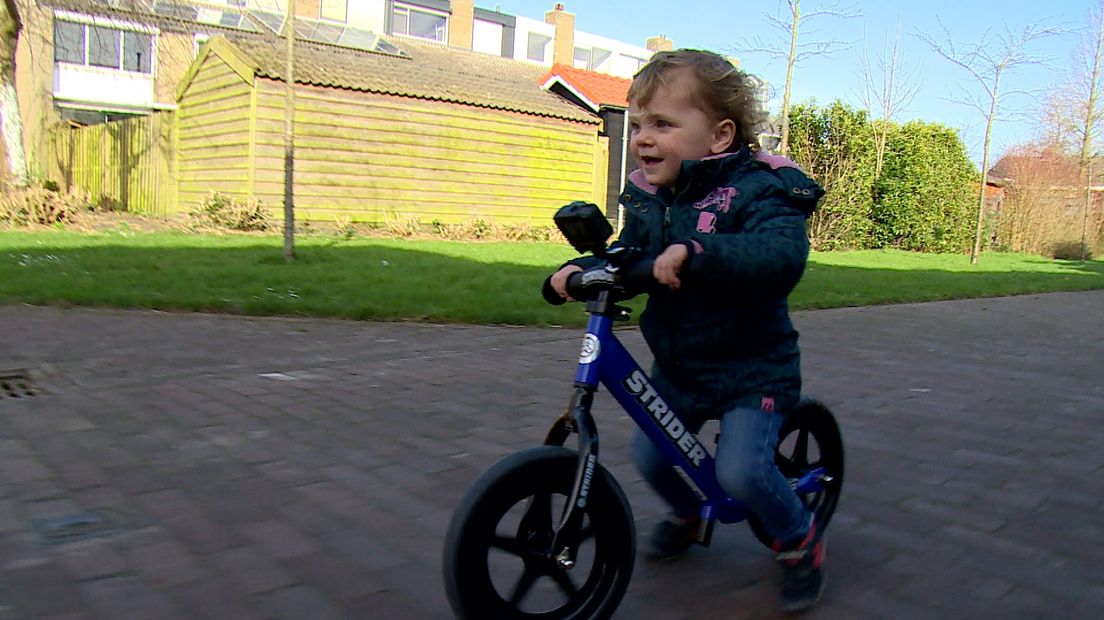 De 2-jarige Benthe uit Middelburg gaat als een speer op haar nieuwe loopfiets