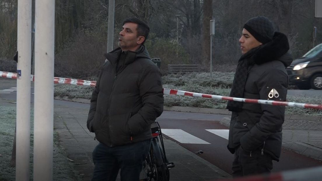 Firas Yauno (links) en ex-medewerker Tarik bekijken de schade.