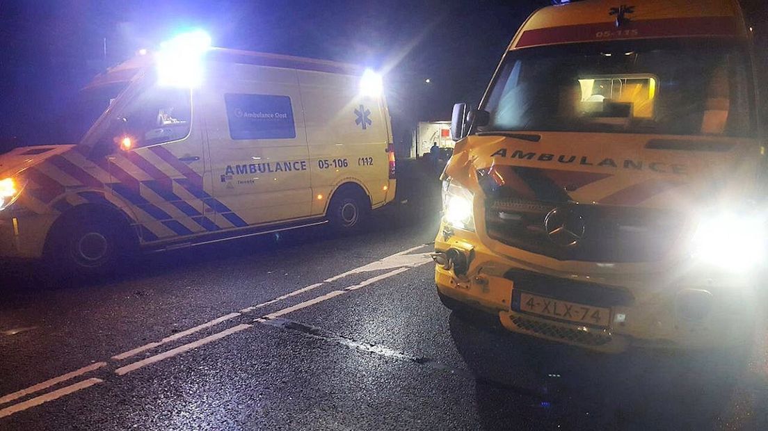 Auto en ambulance botsen in Enschede