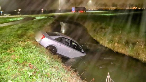 Bestuurder rijdt verkeersbord omver en eindigt in een sloot