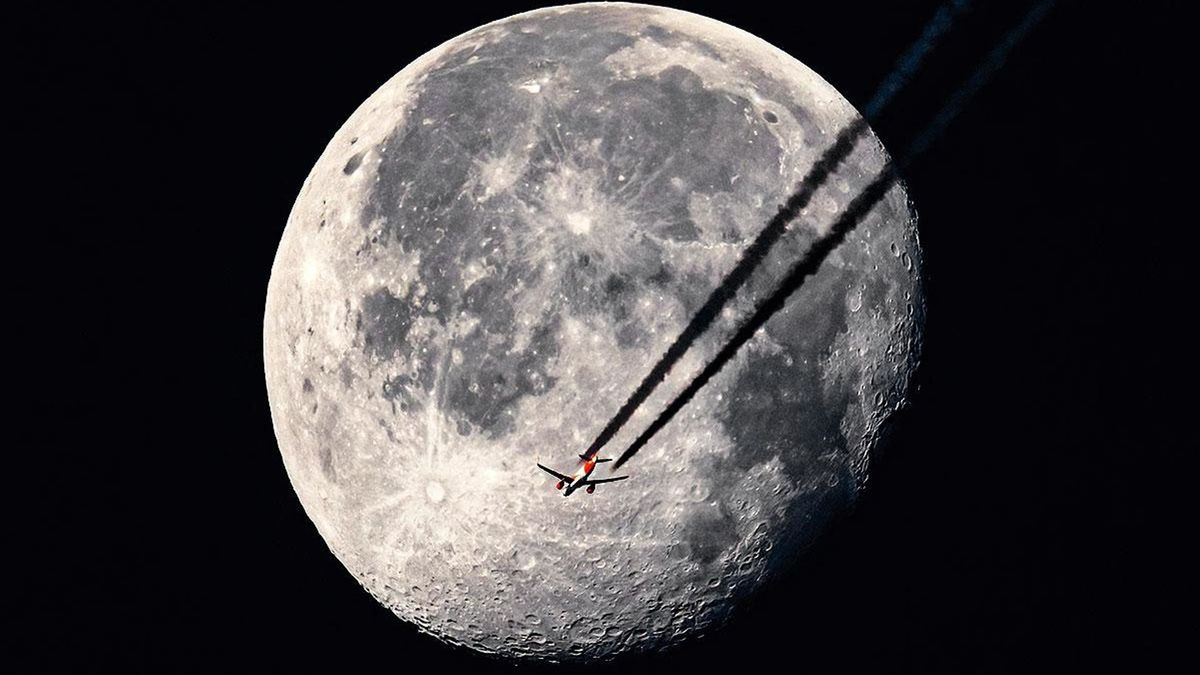 Uniek beeld: Jeffrey uit Maasdam fotografeert vliegtuig dat langs de maan vliegt