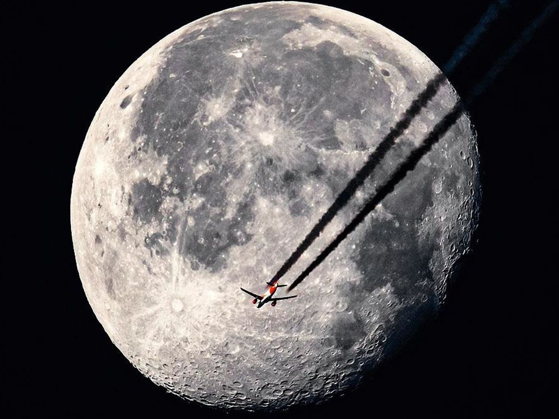 Tijdens zonsopgang maakte Jeffrey een foto van een Airbus van EasyJet op weg naar London dat de maan passeerde op zo’n tien kilometer hoogte.