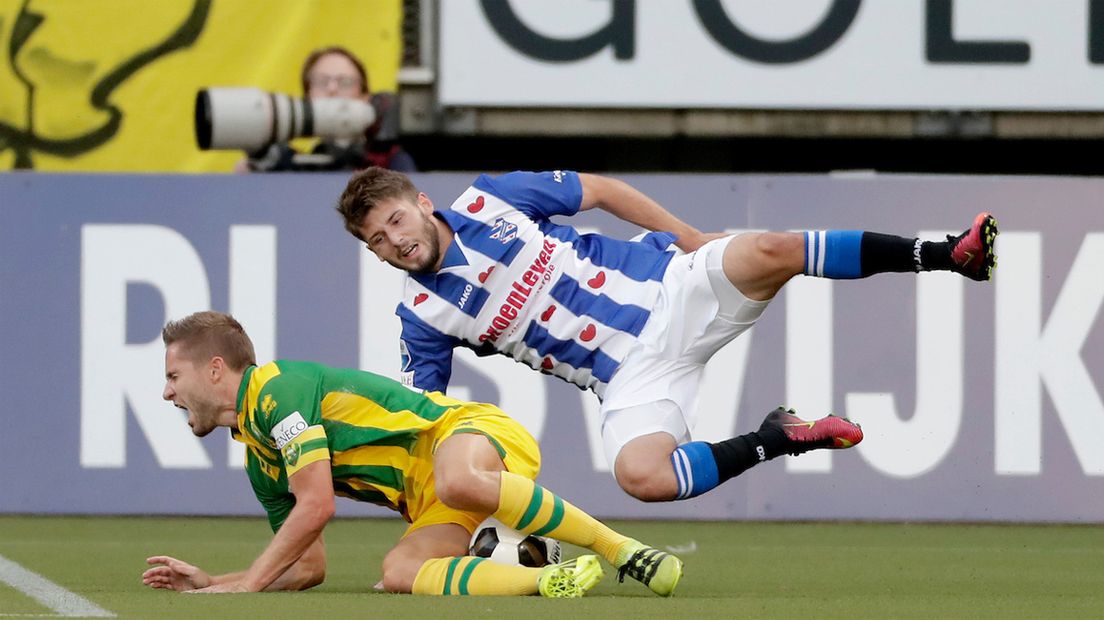 Het moment waarbij ADO-captain Aaron Meijers geblesseerd raakt 