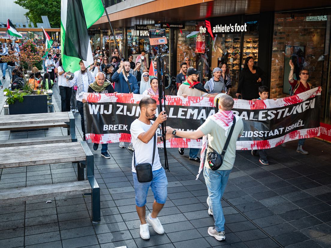 Demonstranten liepen van station richting stadhuis.
