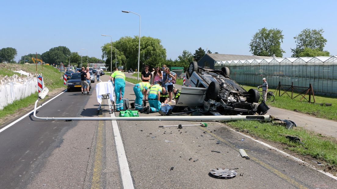 Auto over de kop op N223 bij De Lier