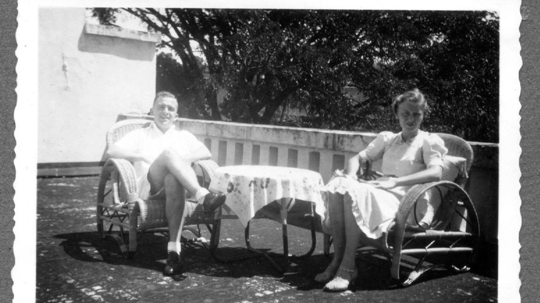 Aris en To Budding op het balkon van het kantoor in Bandung in 1939 (Rechten: Collectie: familie Budding)