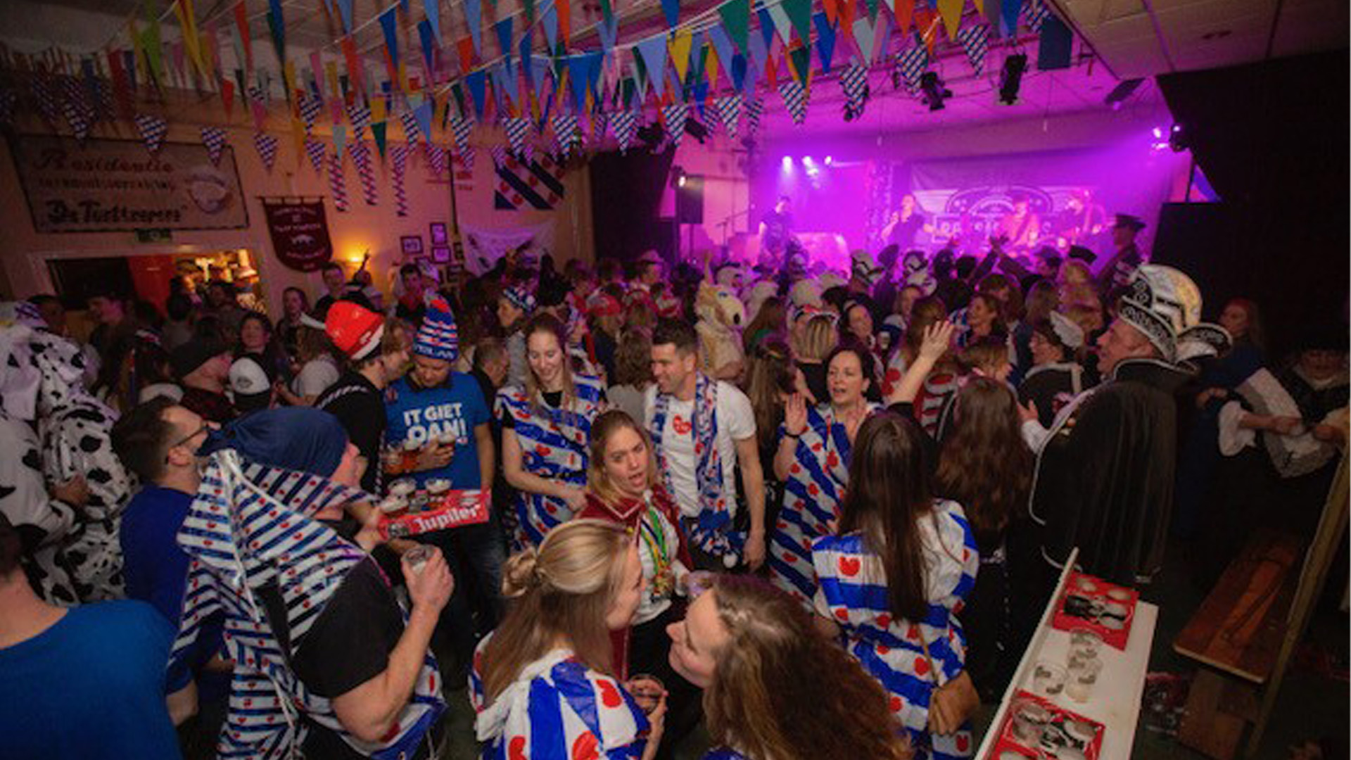 Waarom we tot zo laat in de kroeg staan