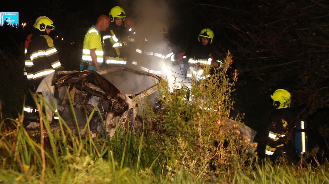 Bij een eenzijdig ongeval in Velddriel zijn zondagavond twee mannen om het leven gekomen.
