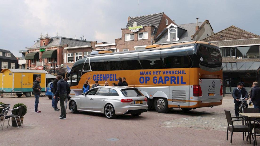 Nog niet druk bij campagnebus GeenPeil op Groote Markt in Oldenzaal