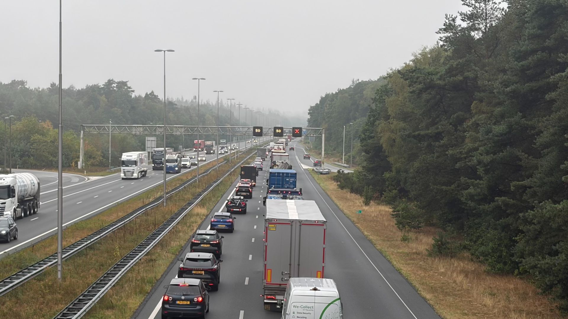 De afsluiting van de spitsstrook zorgt voor dagelijkse files.