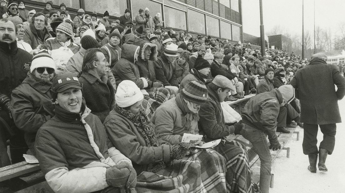 Het publiek langs het ijs in het Stadspark op 13 januari 1985