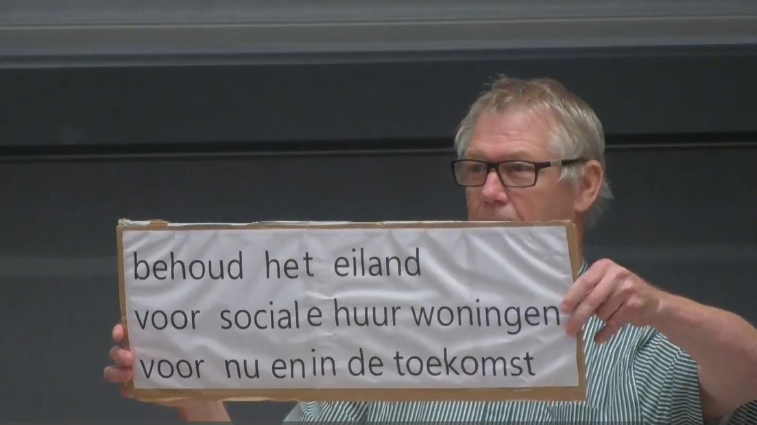 Deze bewoner hield tijdens zijn spreekrecht een bord omhoog