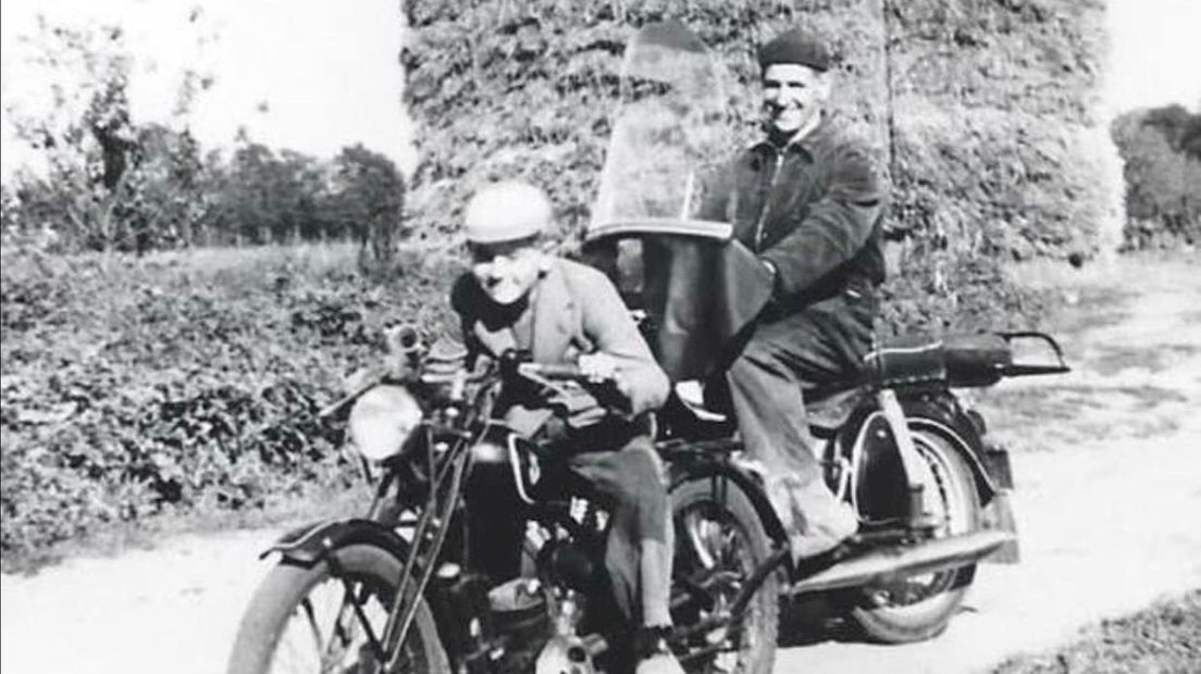 Vincent en Wim op hun motoren