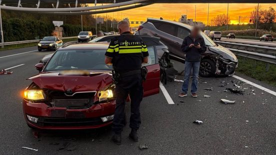 Ongeluk met zes autos op A12, file met vertraging van anderhalf uur. Ongeluk met zes autos op A12, file met vertraging van anderhalf uur.