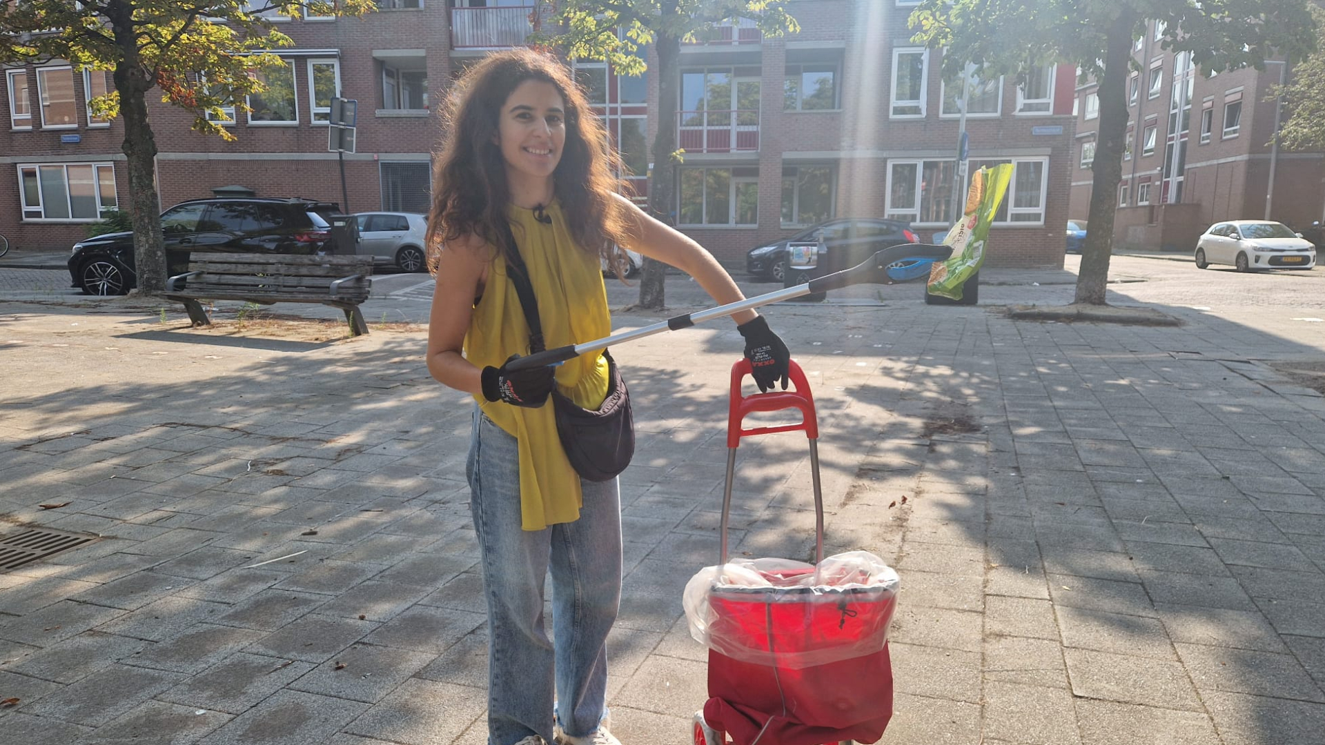 De Portugese Maria Neves met haar trolley en grijper