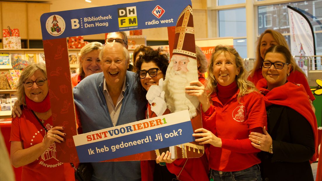 Edwin Rutten met de vrijwilligers van Sintvoorieder1
