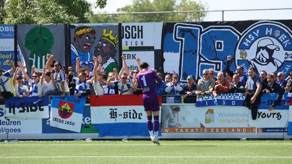 Hoek in extase na kampioenschap: "De Tweede Divisie, bizar toch?"