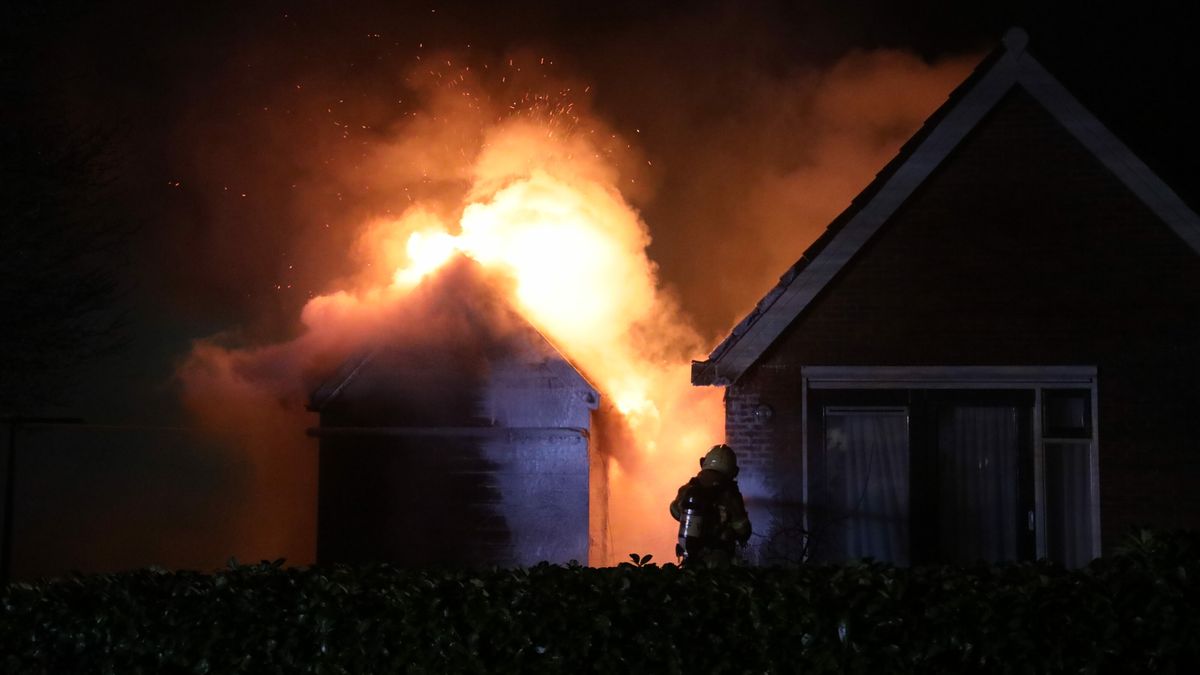 Brand in bijgebouw in Burgum | Auto belandt in het water in Balk