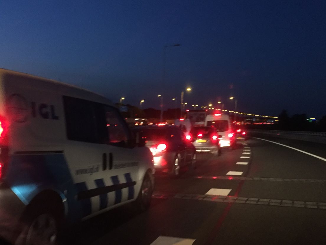 Op de A29 richting Bergen op Zoom staat het dinsdag rond 07:00 uur vast