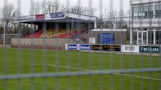 Opengeknipt hekwerk en brandvlekken in kunstgrasveld door illegale voetbalwedstrijd Nieuws
