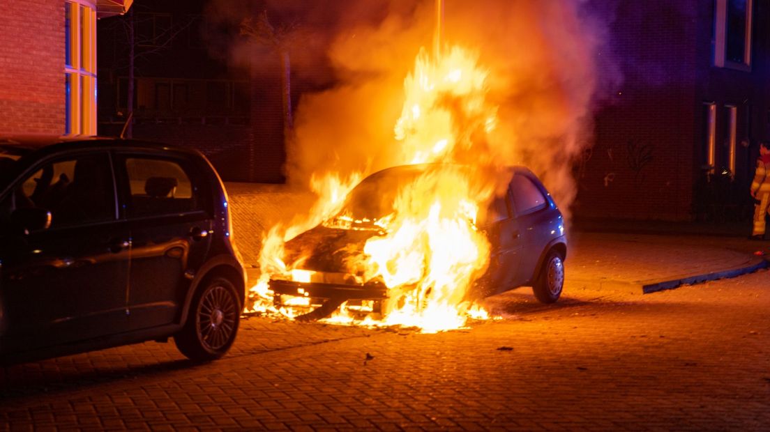 Auto in Deventer in vlammen opgegaan