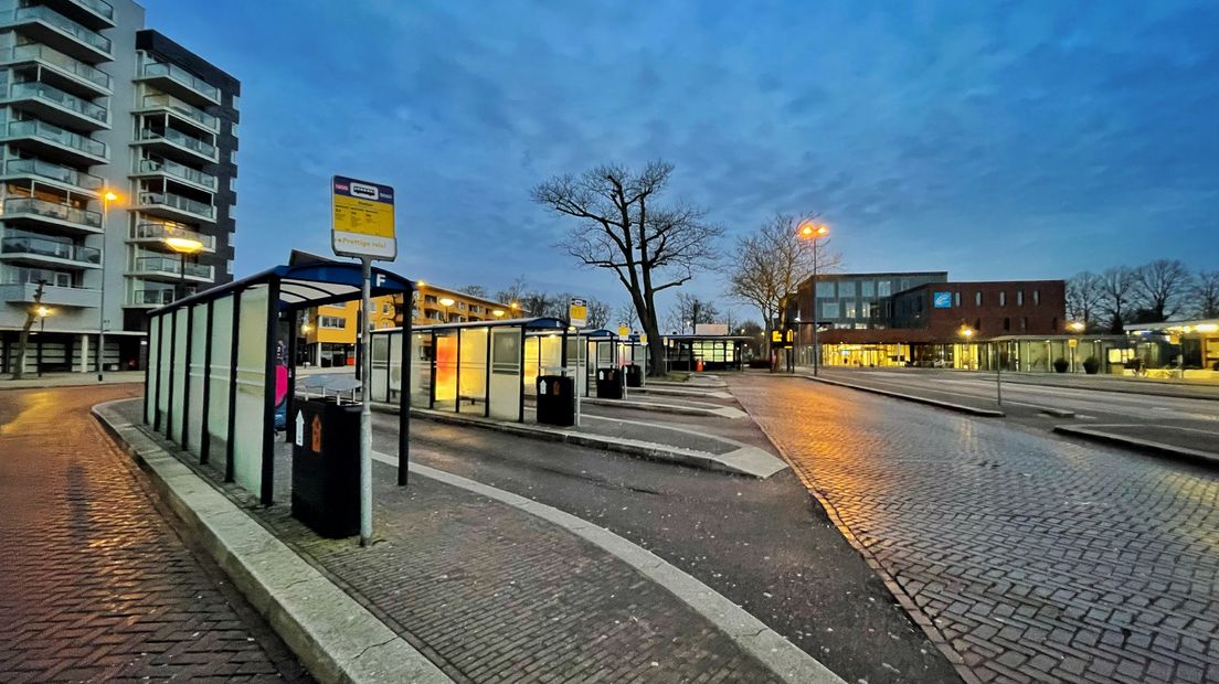 Leeg station Emmen, staking openbaar vervoer