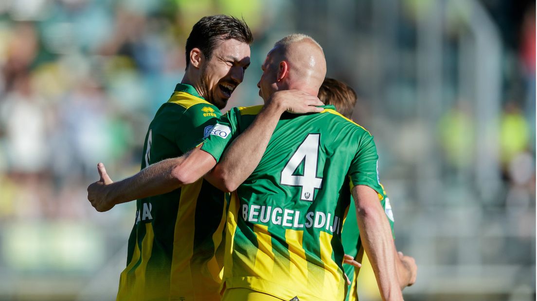 Mike Havenaar en Tom Beugelsdijk tijdens ADO - Go Ahead Eagles.