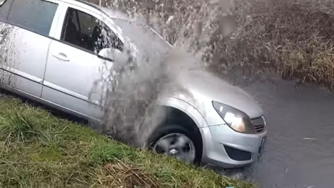 De gecrashte auto in Kerkdriel.