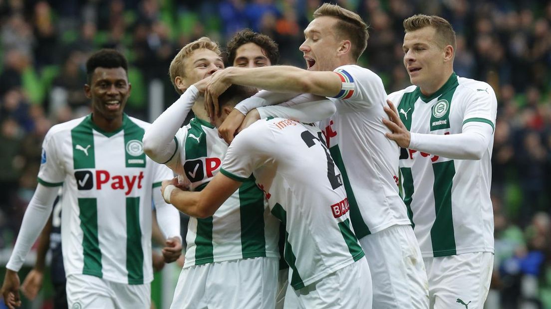 De spelers van FC Groningen vieren de treffer van Warmerdam