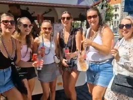 Groep dames geniet van zon en wijn