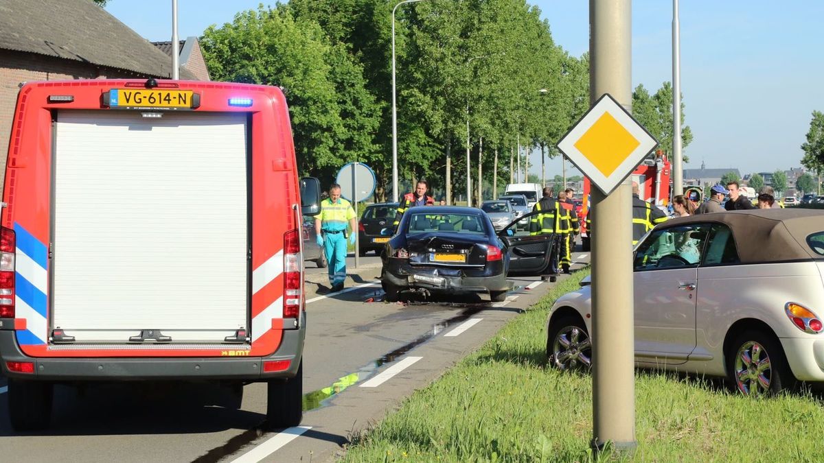 Drie auto's betrokken bij botsing in Roosteren