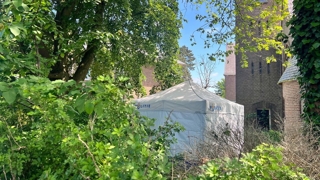In de tuin staat een witte tent