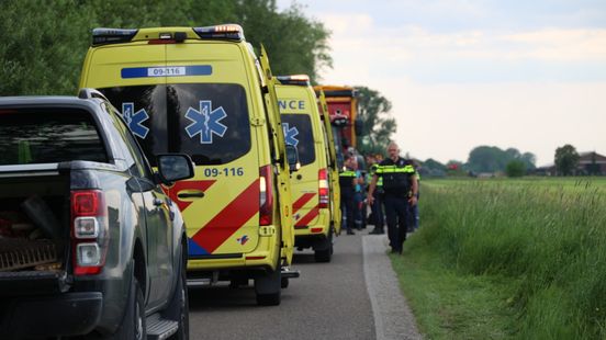 Fietser omgekomen na aanrijding met trekker in IJsselstein. Fietser omgekomen na aanrijding met trekker in IJsselstein.