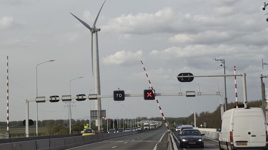 Slagboom in storing zorgt voor problemen op brug en lange file