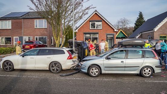 Verkeersongeluk met drie auto's in Emmen, één persoon zwaargewond Nieuws