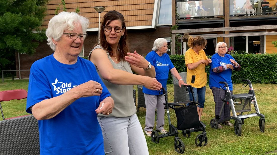 Ook achter de rollator kan er gewoon bewogen worden, zegt buurtsportcoach Britt.